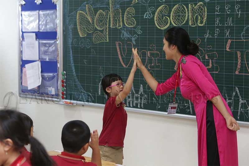 bảng từ xanh viết phấn kẻ &ocirc; ly